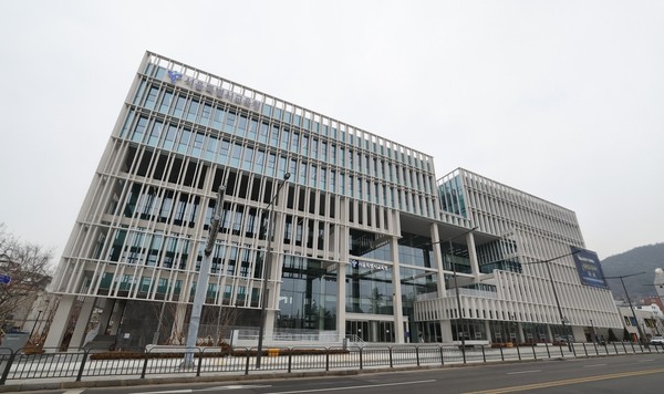 Seoul triển khai miễn phí dịch vụ thông báo đưa đón học sinh tiểu học cho 320.000 học sinh từ tháng 9 tại 607 trường học 서울 초등생 32만명 ‘등·하교 알림 무료로 받는다…9월부터 607개교 전면 시행.jpg